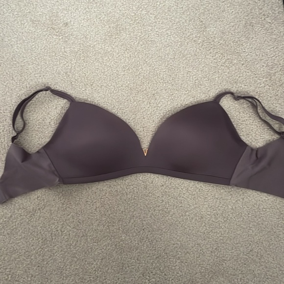 Victoria’s Secret // Unlined Bra - Picture 2 of 4